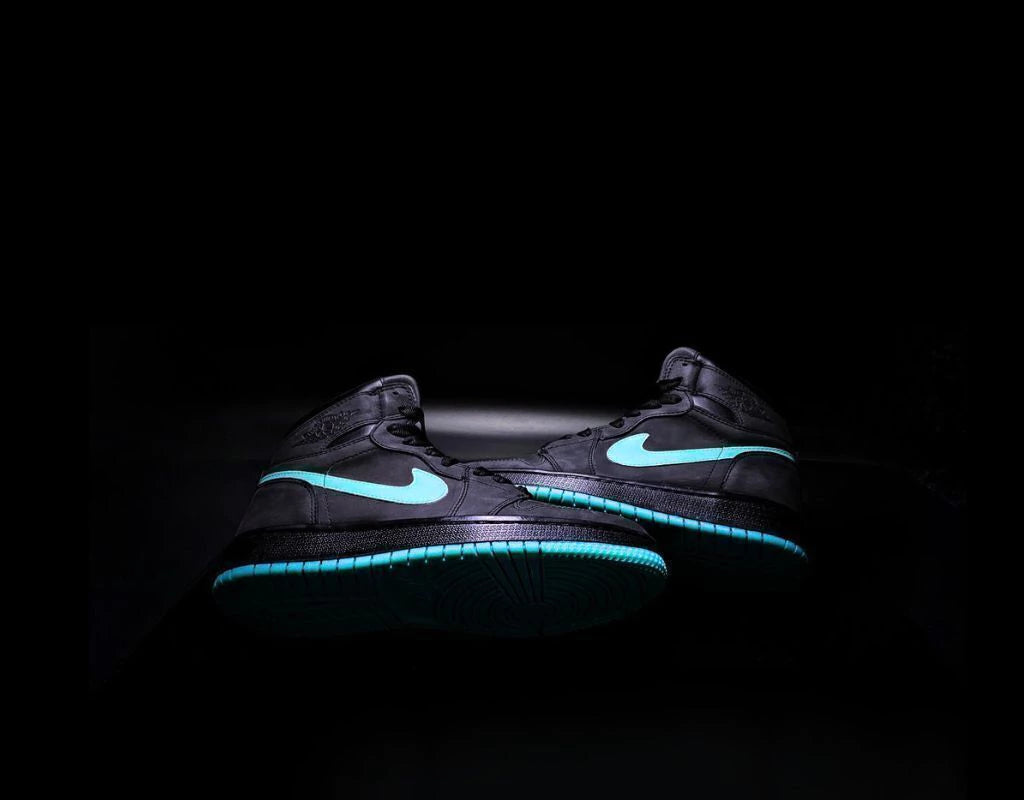 Jordan Retro 1 Negro Tiffany